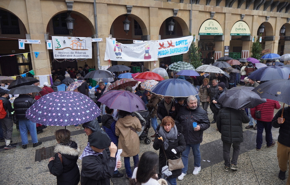 Aterkia beharrezkoa zen gaur Donostian.