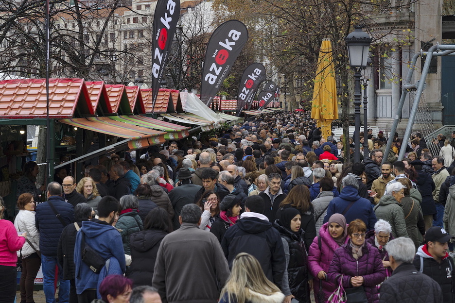 Goiz osoan jende ugari ibili da Areatzan.