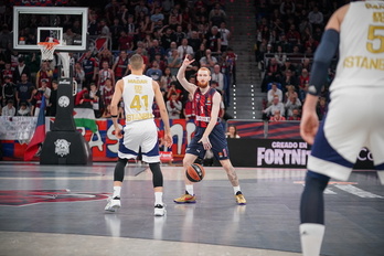 Nico Mannion frente a Fenerbahçe, en una de sus últimas apariciones con la camiseta de Saski Baskonia.