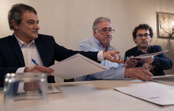 Mikel Armendariz (Geroa Bai), Joseba Asiron (EH Bildu) y Txema Mauleón (Contigo-Zurekin) firman el acuerdo programático para el Ayuntamiento de Iruñea.