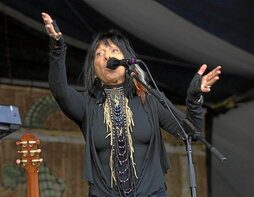 Buffy Sainte-Marie, 2016ko apirilean New Orleansen egindako Jazz & Heritage jaialdian.