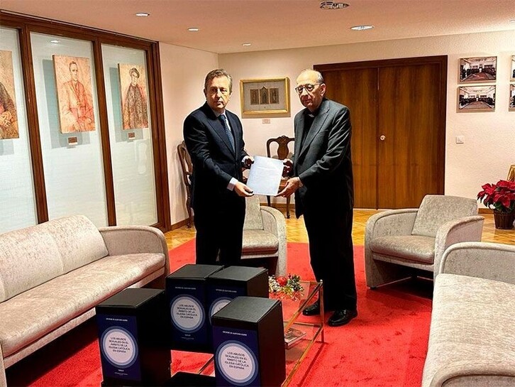 Javier Cremades entrega el informe sobre abusos en la Iglesia al cardenal Juan José Omella. 