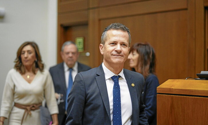 Lakuako Gobernuko Hezkuntza sailburu Jokin Bildarratz, bilkura aretoan sartzen.