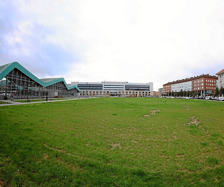 Autobus geltoki ondoko lursail hau aukeratu dute.