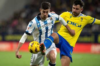 Carlos Fernández protege el balón ante un rival del Cádiz. 