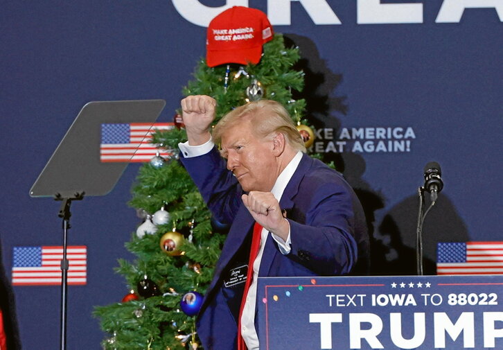 Donald Trump AEBetako presidente ohia eta 2024ko presidente hautagai errepublikanoa, Waterloo Iowan abenduaren 19an egindako kanpaina ekitaldi batean.