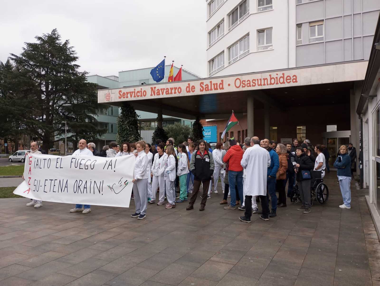 Concentración de sanitarios en el HUN, en Iruñea. (NAVARRA SANITARIA ALTO EL FUEGO)