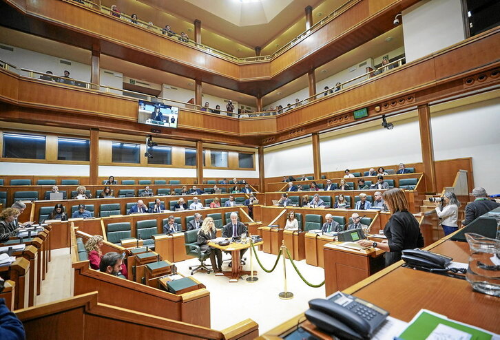 Un momento de la maratoniana sesión parlamentaria de ayer en la que se debatieron y aprobaron 6 leyes y son ya 35. En toda la legislatura pasada se aprobaron solo 8.