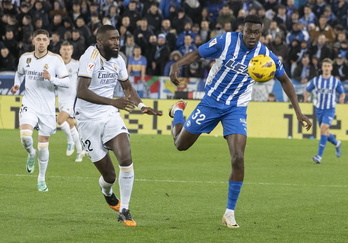 Samu Omorodion conduce el balón ante Rüdiger.