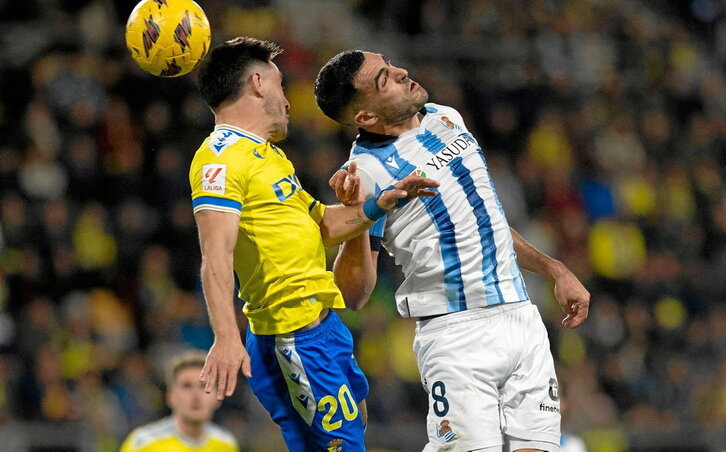 Mikel Merino, que pelea por un balón aéreo con Iza Carcelén, no ha llegado bien al final del año y volvió a ser sustituido.