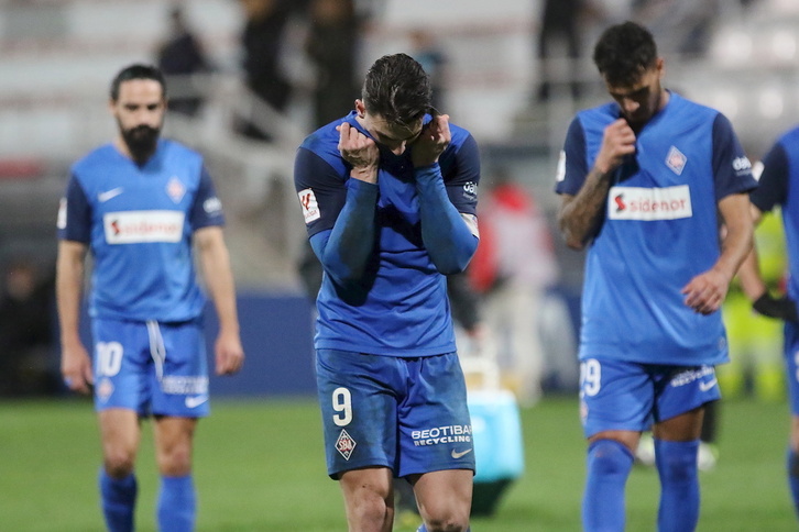 Los jugadores del Amorebieta se marchan resignados tras perder contra el Alcorcón.