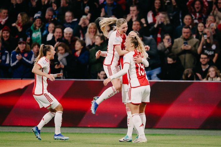 Leuchter se abraza a sus compañeras tras marcar al filo del descanso. Ajax