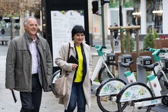 Adolfo Araiz y Laura Aznal (EH Bildu), tras la primera reunión con el Gobierno navarro para negociar los presupuestos.