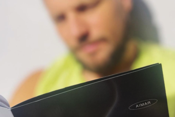 Disko-liburua eskuan, pozik dago Aimar Cid sortu duen lanarekin.