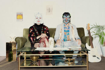 Diskoaren portadako argazkian sofan eserita ikusi ditzakegu Xabier Barrutia eta Ibai Silicato