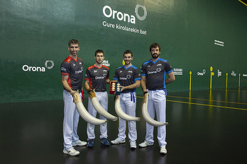 Finalerdian ariko diren lau pilotariak osteguneko material aukeraketan.