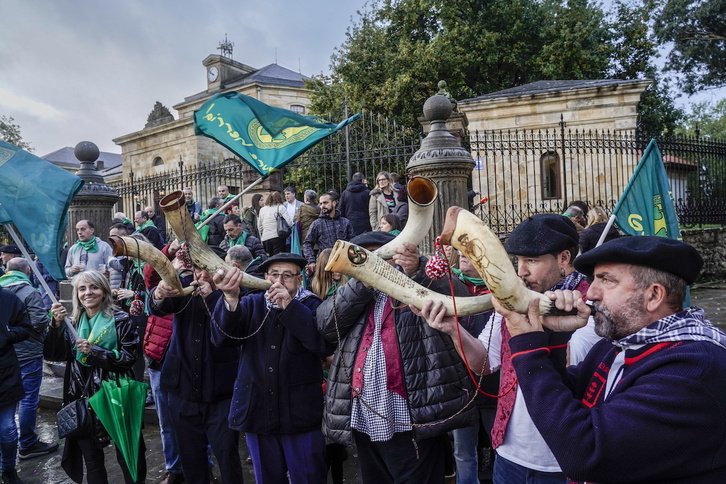 Las y los usansolotarras celebrando en la Casa de Juntas de Gernika la aprobación de la desanexión de Usansolo por las Juntas Generales, en noviembre de 2022.