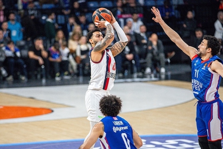 Hiruko bat botatzeko zutitu den bakoitzean, magia egin du Markus Howardek.