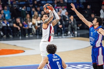 Hiruko bat botatzeko zutitu den bakoitzean, magia egin du Markus Howardek.