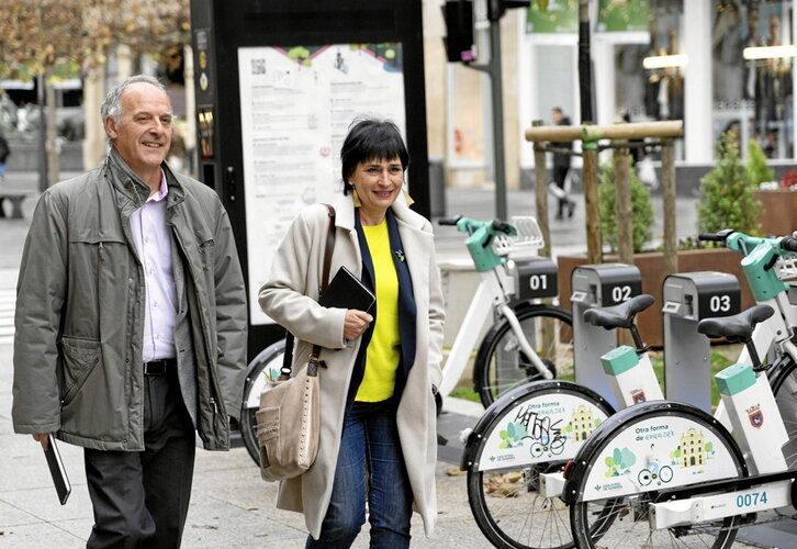 Adolfo Araiz eta Laura Aznal, Iruñeko Gobernuarekin bildu ondoren.