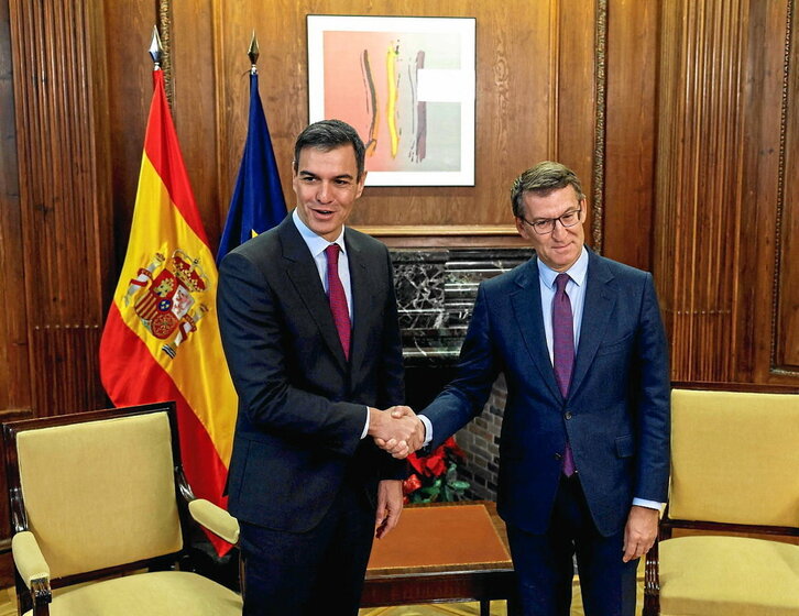 Apretón de manos entre Sánchez y Feijóo, ayer.