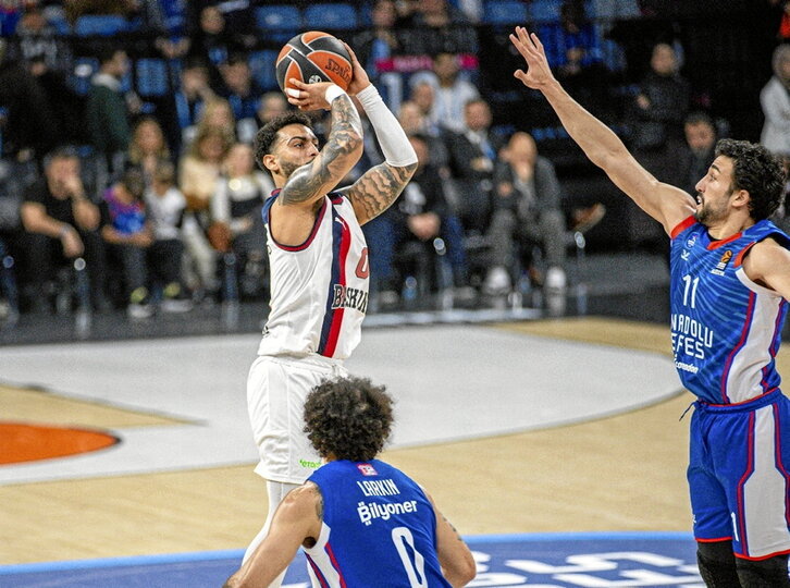 Hirukoa botatzeko zutitu zen bakoitzean, magia egin zuen Markus Howardek.