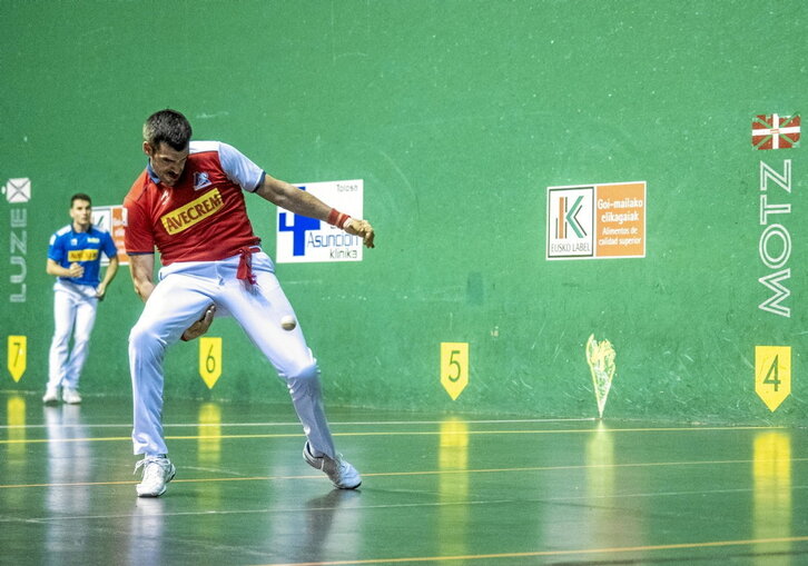 Joseba Ezkurdia devuelve la pelota de manera acrobática por debajo de las piernas.
