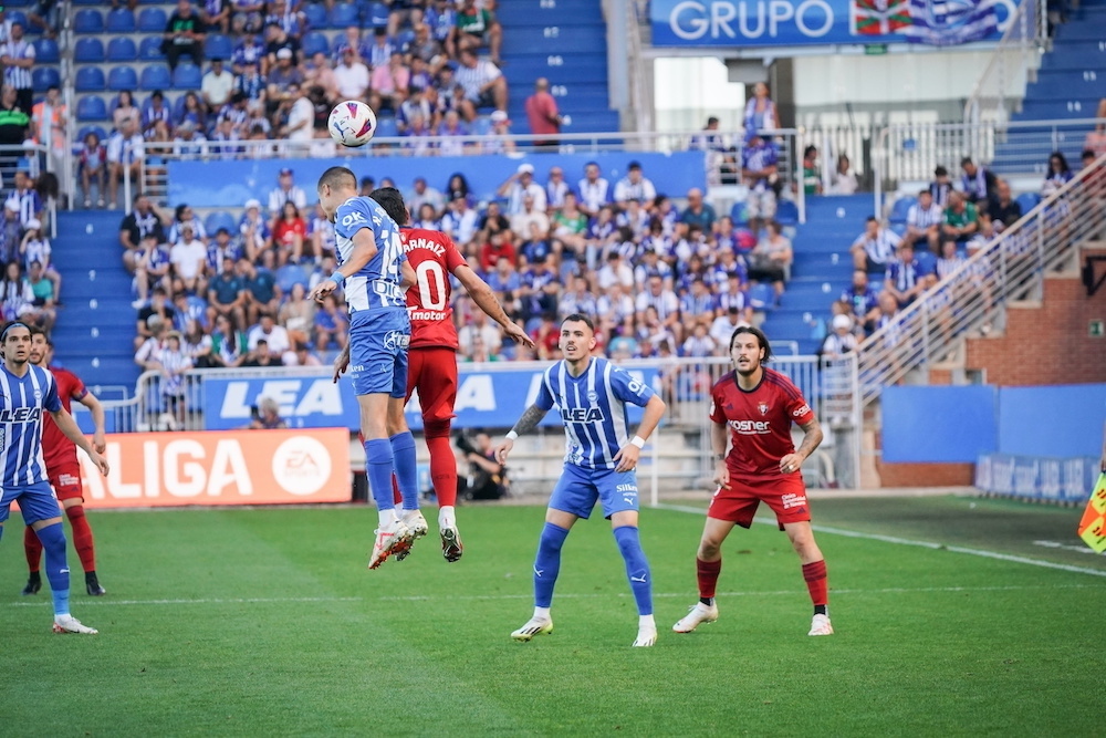 Osasuna y Alav&eacute;s han llegado a navidades sin poder alejarse de los puestos de descenso. (Endika PORTILLO / FOKU)