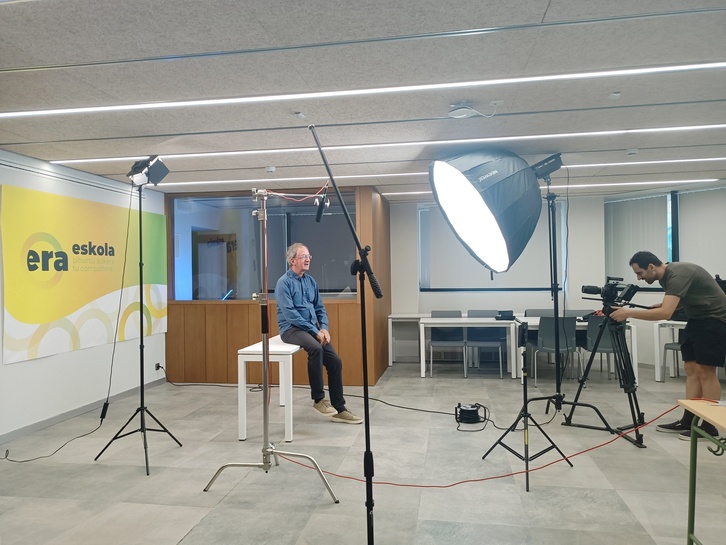 Kike Amonarriz Gorria, en la grabación de los vídeos de Era Eskola. 