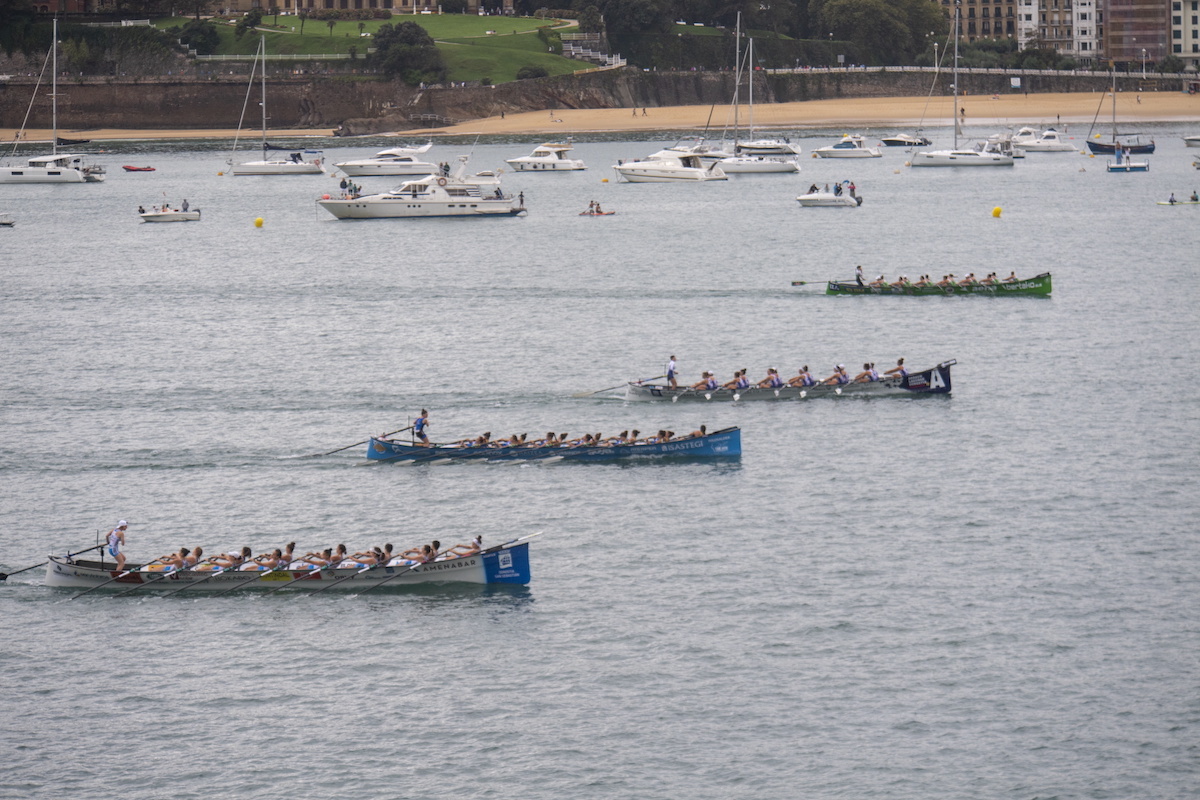 Euskotren ligako lau traineru, estropada baten hasieran. (Gorka RUBIO/FOKU)