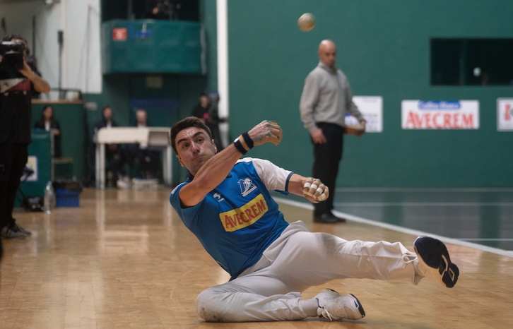 Peio Etxeberriak zabaletik eraman ezin izan duen pilota bategatik eman dio ukabilkada kontrakantxako ormari, eskuin eskuan zauria eginez.