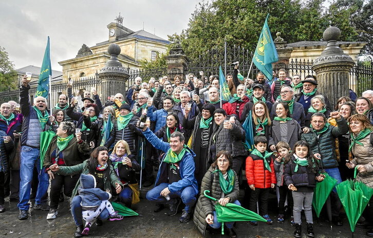 Las y los usansolotarras celebrando en la Casa de Juntas de Gernika la aprobación de la desanexión de Usansolo por las Juntas Generales de Bizkaia en noviembre de 2022.