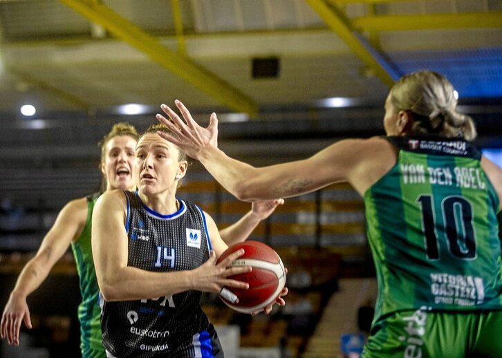 María España fue de lo poco salvable del duelo del Josean Gasca.