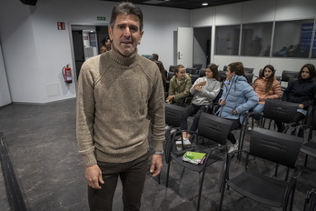 Abraham Olano, con jóvenes ciclistas en una charla organizada por la Guipuzcoana para ellas.