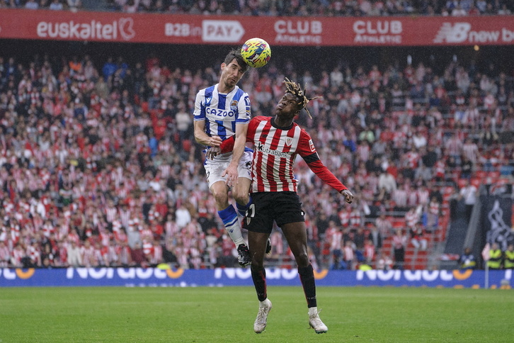 Aritz Elustondo y Nico Williams pelean por el balón en un derbi en San Mamés.