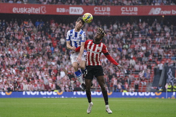 Aritz Elustondo y Nico Williams pelean por el balón en un derbi en San Mamés.