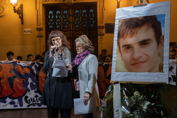 La madre de Lukas Agirren en el acto en recuerdo que tuvo lugar en Hernani el 29 de diciembre de 2022.