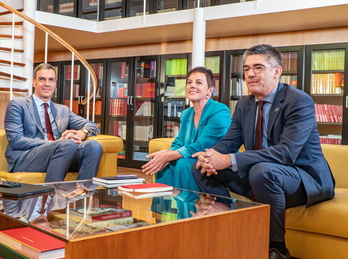 Pedro Sánchez, Mertxe Aizpurua y Gorka Elejabarrieta, en la reunión que mantuvieron en octubre.