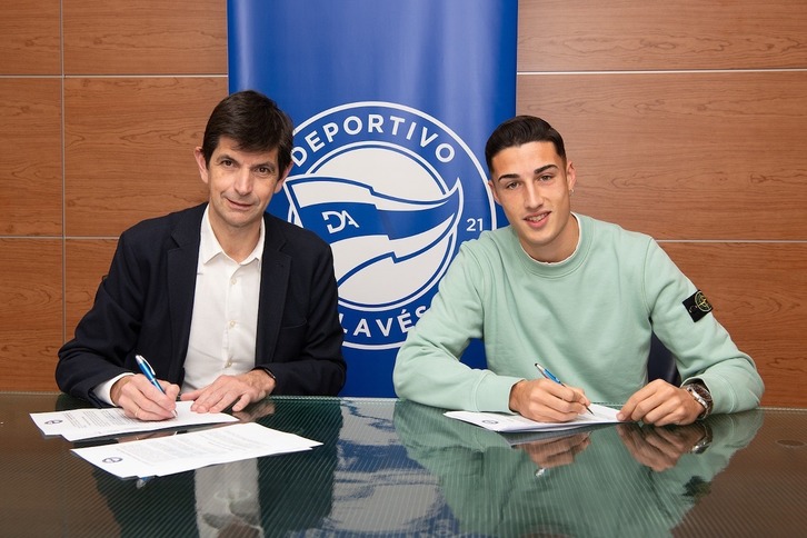 Unai Ropero firma su nuevo contrato junto al presidente del Alavés, Alfonso Fernández de Trocóniz.