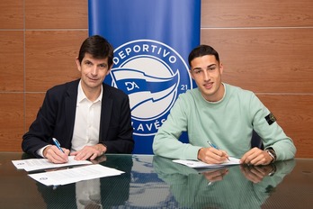 Unai Ropero firma su nuevo contrato junto al presidente del Alavés, Alfonso Fernández de Trocóniz.