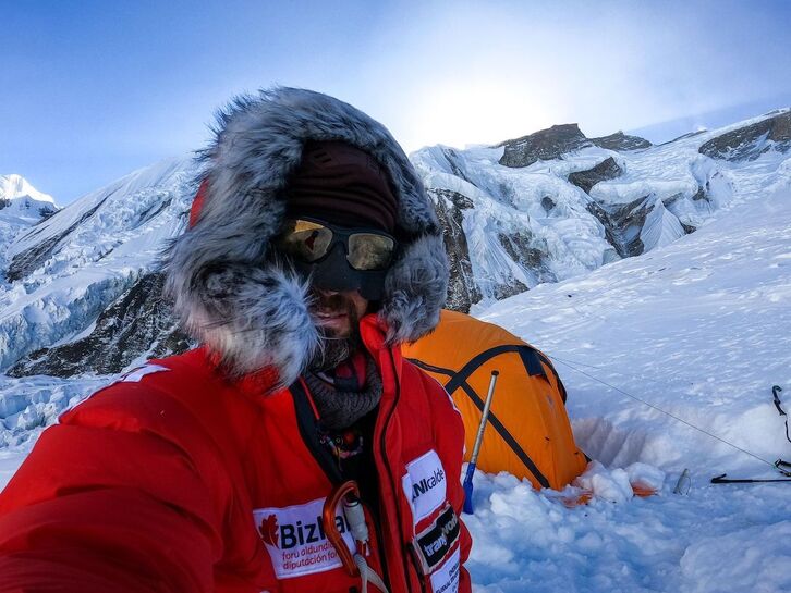 Álex Txikon y su expedición siguen dando pasos para hollar el Annapurna.