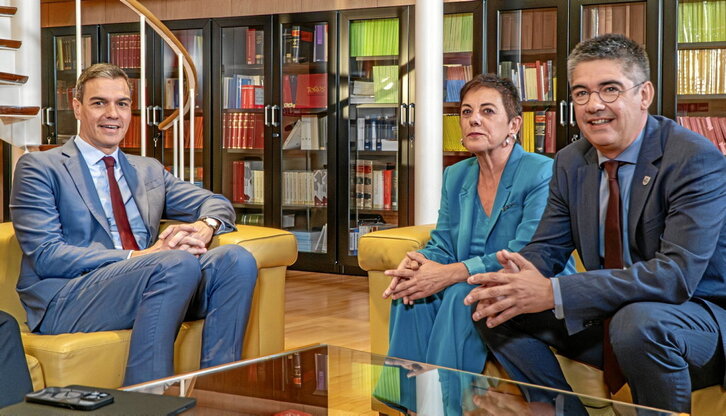 Pedro Sánchez, Mertxe Aizpurua y Gorka Elejabarrieta, en la reunión que mantuvieron en octubre.