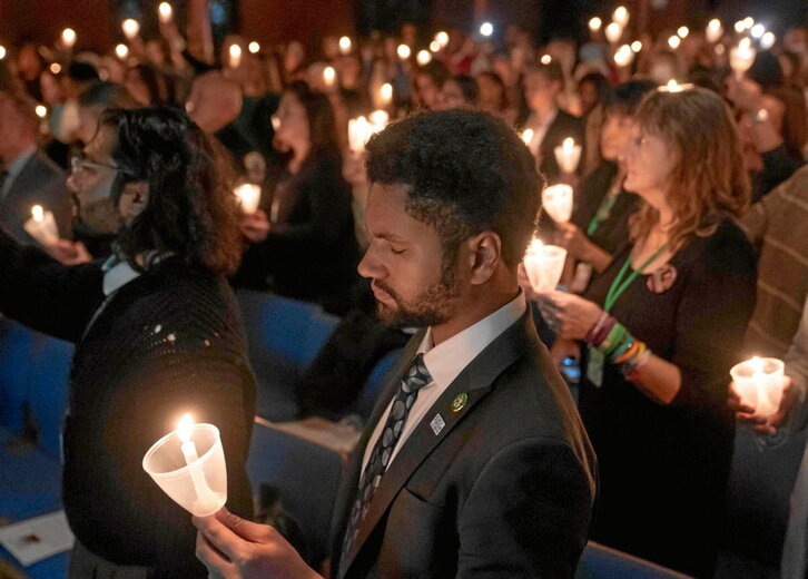 Supervivientes de violencia con armas y activistas participan en una vigilia en Washington.