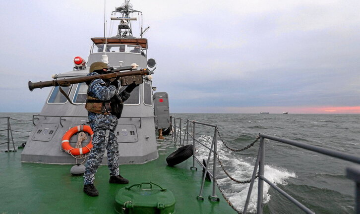 Un militar ucraniano sostiene un lanzamisiles antiaéreo Stinger mientras busca posibles objetivos.