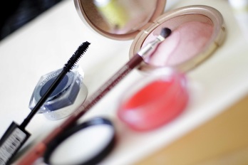 Los ftalatos se encuentran en productos tan comunes como el champú, el maquillaje, los suelos de vinilo, los juguetes y los dispositivos médicos.