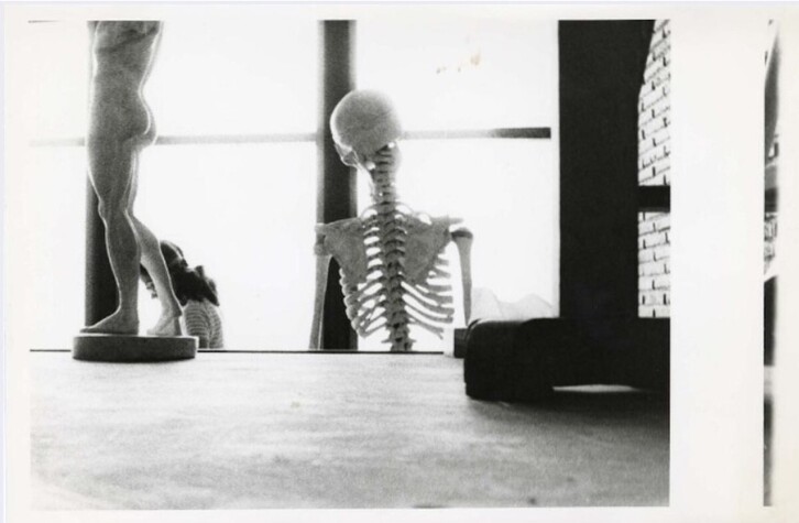 Imagen de la muestra ‘Edonor denok inor ez’.