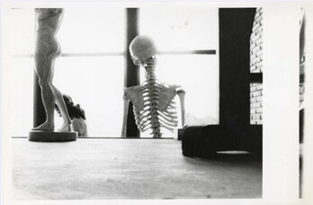 Imagen de la muestra ‘Edonor denok inor ez’.