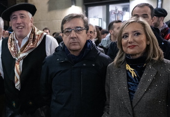 Asiron e Ibarrola (con Carlos Salvador, de UPN, entre ellos), esperando a Olentzero y Mari Domingi en la Plaza del Ayuntamiento en la pasada Nochebuena.