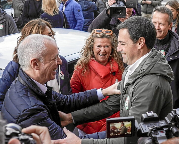 Iñigo Urkullu saluda a Imanol Pradales, su sucesor como cabeza de lista   del PNV en las próximas elecciones autonómicas, durante un acto organizado en Sukarrieta por el 120º aniversario de la muerte de Sabino Arana. 