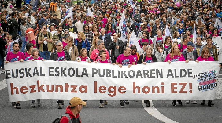 Hezkuntza lege berriaren aurka eta euskal eskola publikoaren alde, pasatu den urriaren 29an Donostian egindako manifestazioan hartutako irudia.